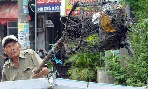 Người thương binh mỗi ngày vớt hàng trăm kg rác "giải cứu" dòng kênh